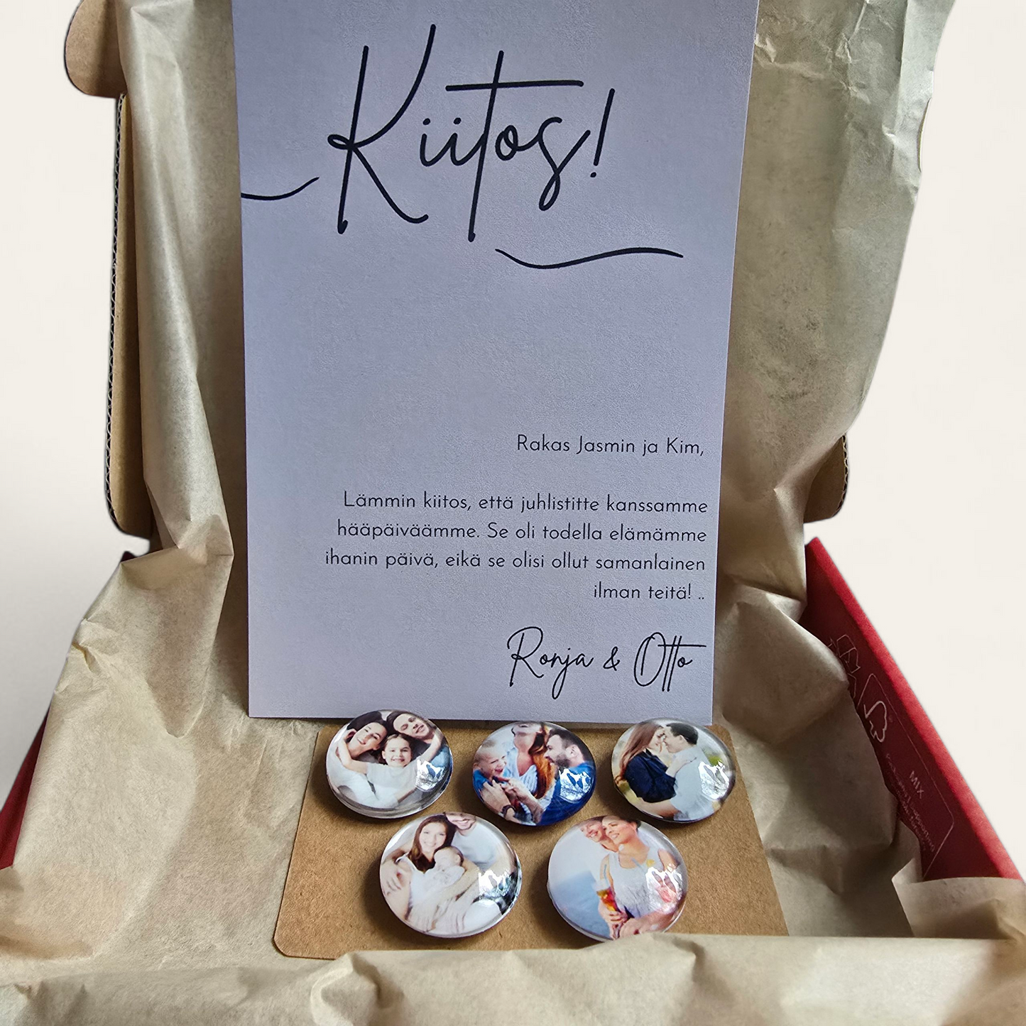 Lahjapaketti ja kustomoitu kortti